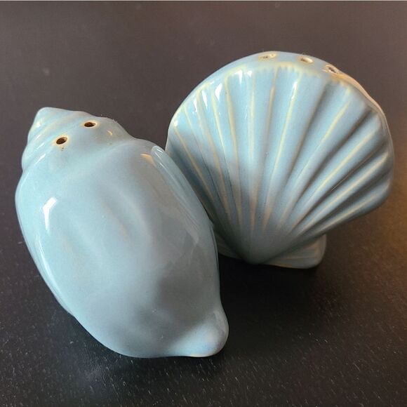 Vintage Shells Salt and Pepper Shakers - Picture 2 of 9